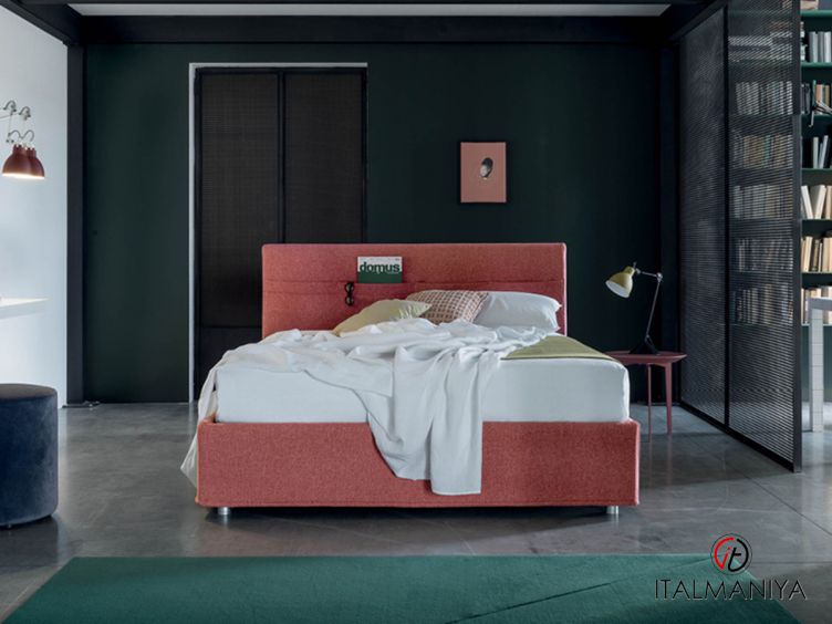 Фото 1 - Кровать Poket фабрики Rigosalotti из массива дерева в обивке из ткани в современном стиле