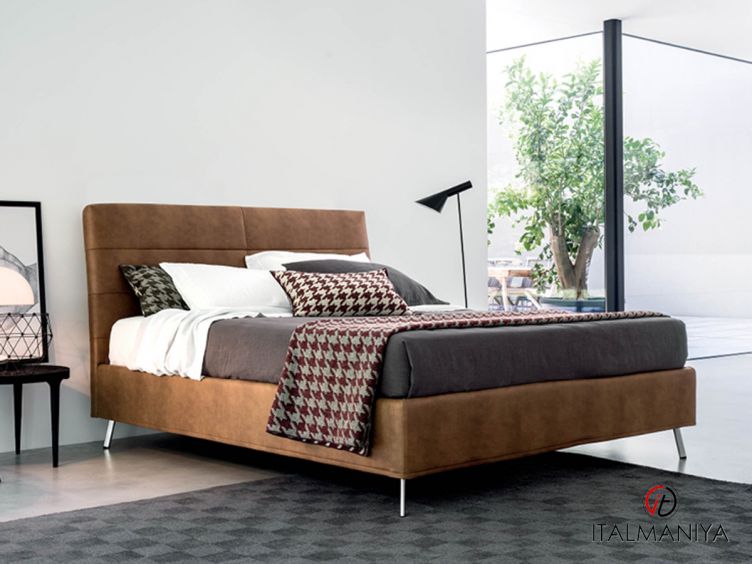 Фото 1 - Кровать Corallo фабрики Rigosalotti из массива дерева в обивке из ткани и кожи в современном стиле