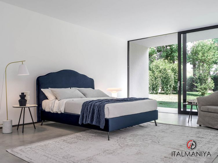 Фото 1 - Кровать Domino фабрики Rigosalotti из массива дерева в обивке из ткани в современном стиле