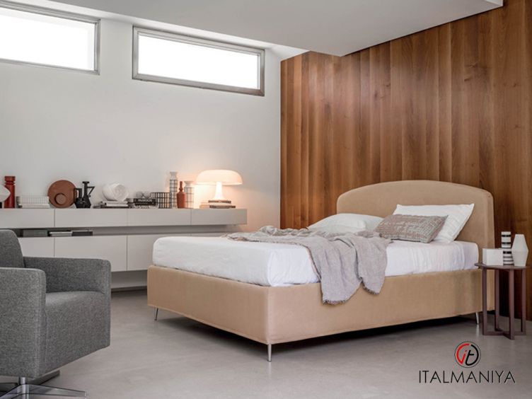Фото 1 - Кровать Duse фабрики Rigosalotti из массива дерева в обивке из ткани в современном стиле