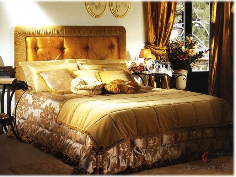 Фото 1 - Кровать Tassilo фабрики Epoque из массива дерева в обивке из ткани в классическом стиле