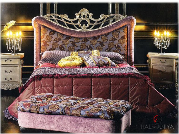Фото 1 - Кровать Kory фабрики Epoque из массива дерева в обивке из ткани в классическом стиле