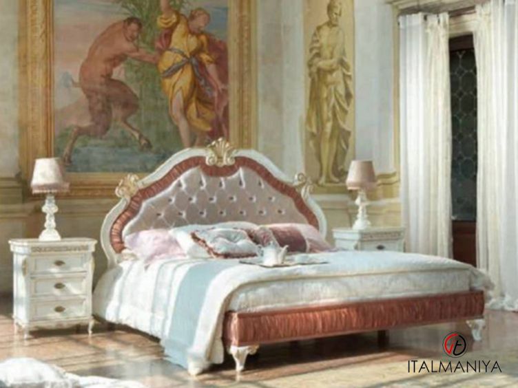 Фото 1 - Кровать Bella Italia фабрики Tarocco Vaccari из массива дерева в обивке из ткани в классическом стиле