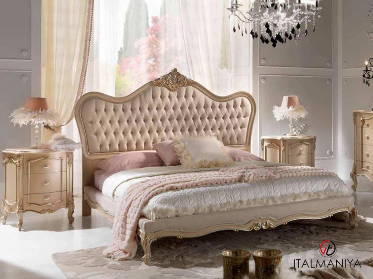 Фото 1 - Кровать Bella Italia с резными ножками фабрики Tarocco Vaccari из массива дерева в обивке из ткани в классическом стиле