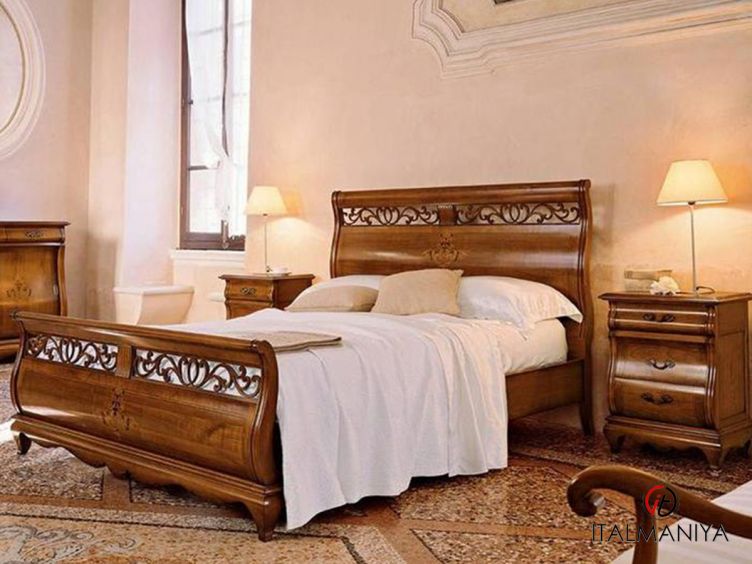 Фото 1 - Кровать Bella Italia с изножьем фабрики Tarocco Vaccari из массива дерева в классическом стиле