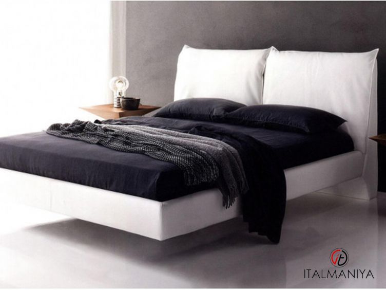 Фото 1 - Кровать Lukas E фабрики Cattelan Italia из массива дерева в обивке из ткани в современном стиле