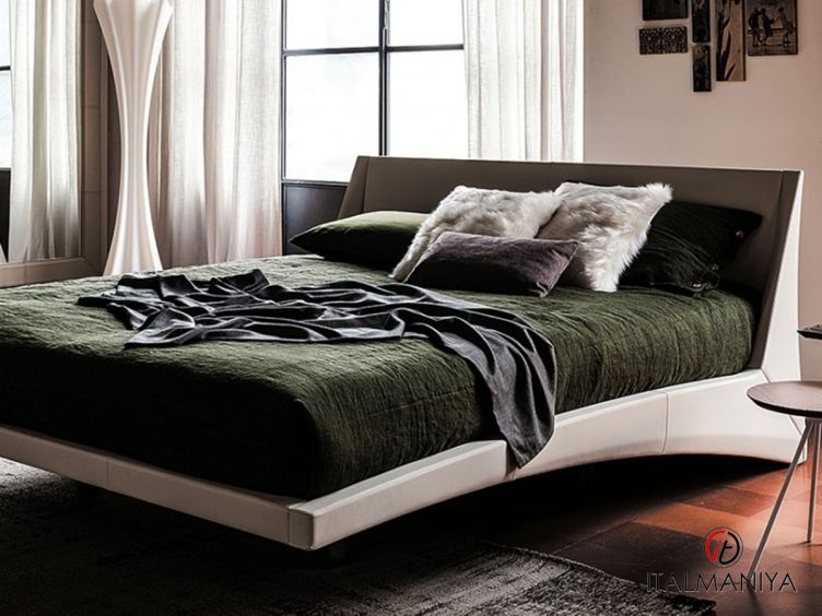 Фото 1 - Кровать Dylan фабрики Cattelan Italia из массива дерева в обивке из ткани и кожи в современном стиле