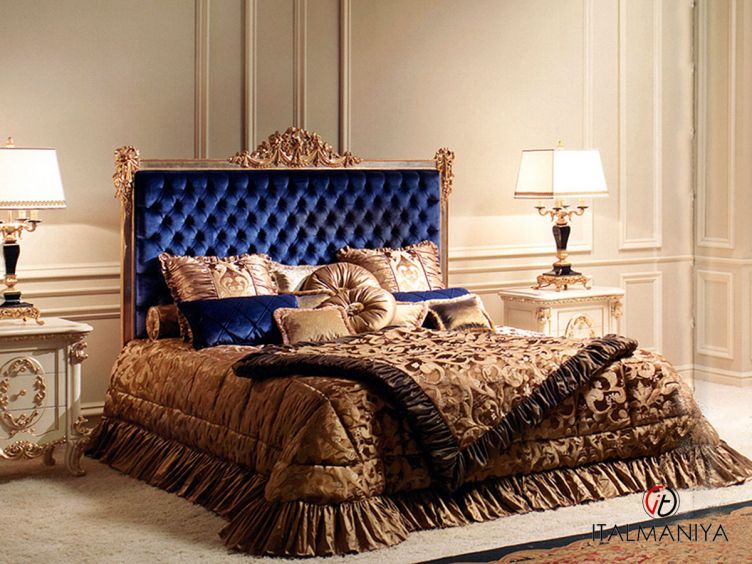Фото 1 - Кровать Metropole фабрики Bedding из массива дерева в обивке из ткани в классическом стиле