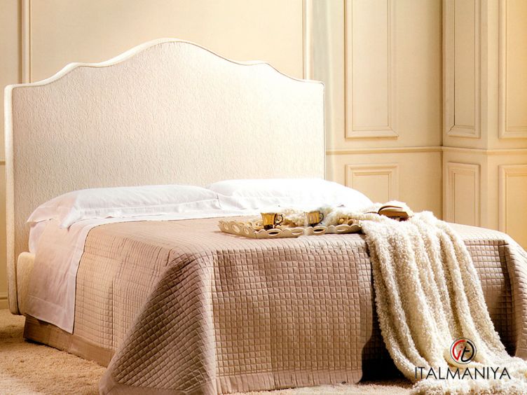 Фото 1 - Кровать Amber фабрики Bedding из массива дерева в обивке из ткани в классическом стиле