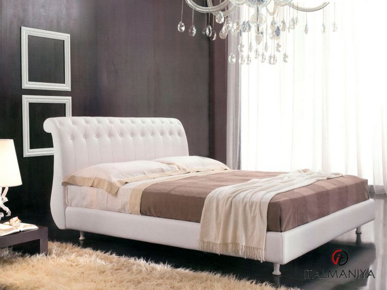 Фото 1 - Кровать Grace фабрики Bedding из массива дерева в обивке из кожи в классическом стиле