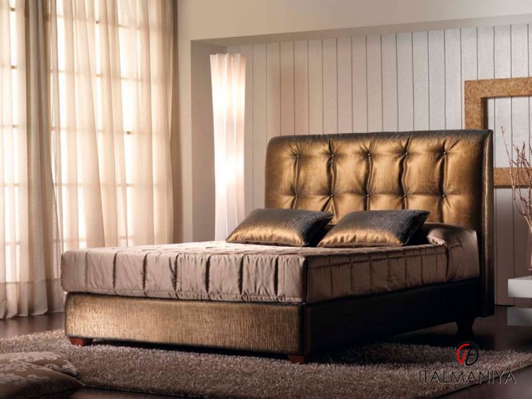 Фото 1 - Кровать Sylvia фабрики Bedding из массива дерева в обивке из ткани в классическом стиле