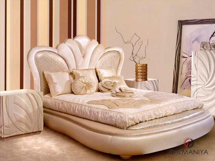 Фото 1 - Кровать Florence фабрики Bm Style из массива дерева в обивке из ткани в стиле арт-деко