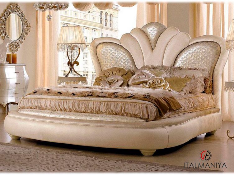 Фото 1 - Кровать Florence king фабрики Bm Style из массива дерева в обивке из ткани в стиле арт-деко