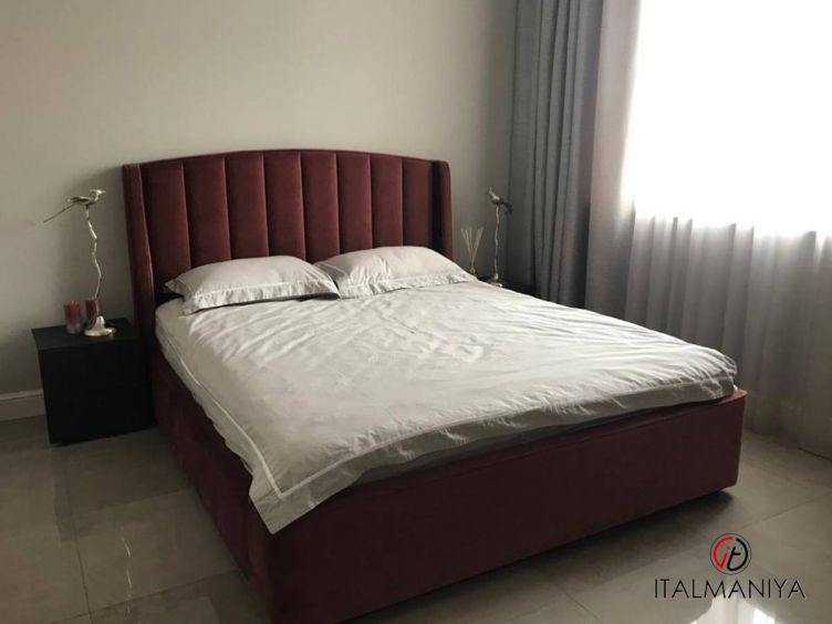 Фото 1 - Кровать Taormina фабрики Isalotti из массива дерева в обивке из ткани в современном стиле