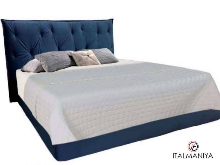 Фото 1 - Кровать Agrigento фабрики Isalotti из массива дерева в обивке из ткани в современном стиле