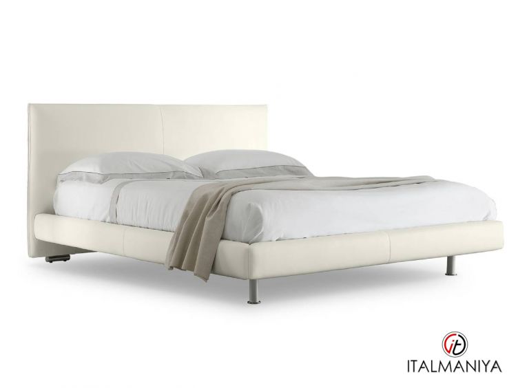 Фото 1 - Кровать Nicholas фабрики Albani Divani (производство Италия) из массива дерева в обивке из кожи в современном стиле