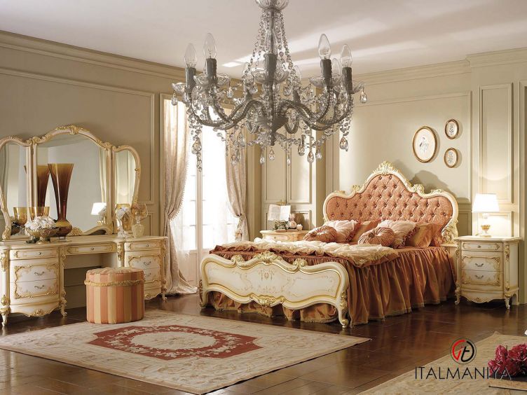 Фото 1 - Кровать Royal фабрики A&M Ghezzani из массива дерева в обивке из ткани и кожи цвета слоновой кости в стиле барокко