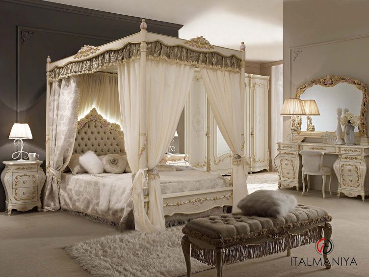 Фото 1 - Кровать Venezia фабрики A&M Ghezzani из массива дерева в обивке из ткани и кожи цвета слоновой кости в стиле барокко