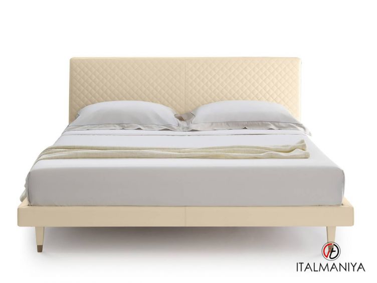 Фото 1 - Кровать Chanel фабрики Albani Divani (производство Италия) из массива дерева в обивке из ткани в современном стиле