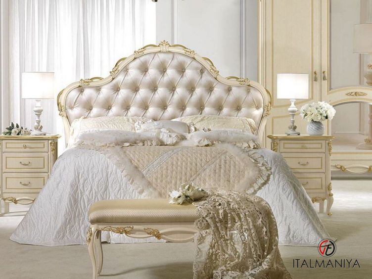 Фото 1 - Кровать Signoria фабрики Antonelli Moravio из массива дерева в обивке из ткани и кожи цвета слоновой кости в классическом стиле