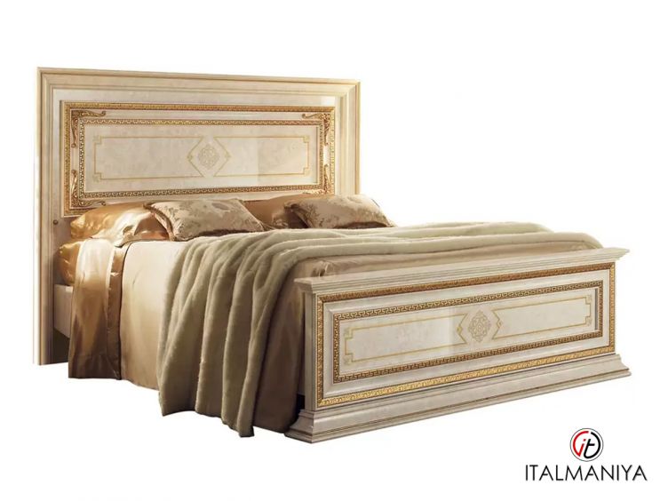 Фото 1 - Кровать Leonardo фабрики Arredoclassic (производство Италия) из массива дерева в классическом стиле