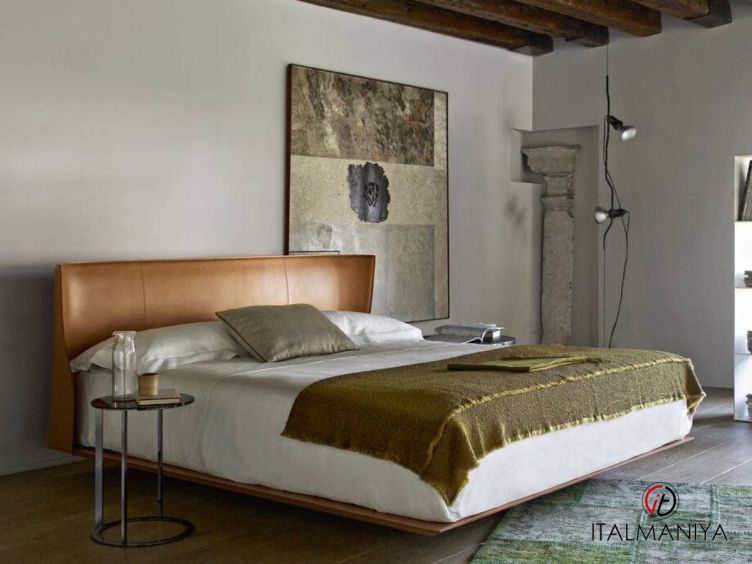 Фото 1 - Кровать Alys фабрики B&B Italia (производство Италия) из массива дерева в обивке из кожи в современном стиле