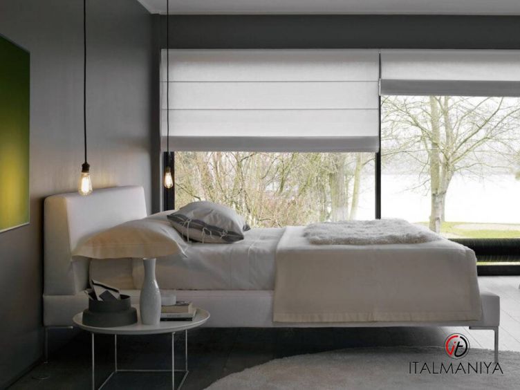 Фото 1 - Кровать Charles фабрики B&B Italia (производство Италия) из массива дерева в обивке из ткани в современном стиле
