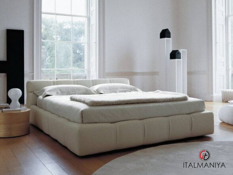 Фото 1 - Кровать Tufty-Bed фабрики B&B Italia (производство Италия) из массива дерева в обивке из ткани и кожи в современном стиле
