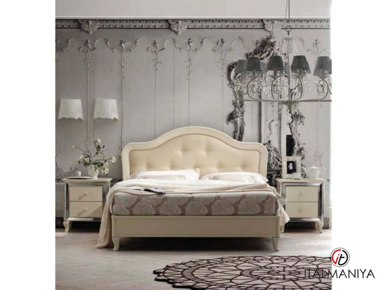 Фото 1 - Кровать Romantica фабрики Ballancin (производство Италия) из массива дерева в обивке из кожи в классическом стиле