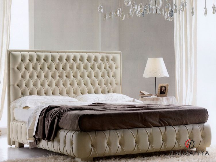 Фото 1 - Кровать Antigua фабрики Bedding из массива дерева в обивке из ткани и кожи в классическом стиле