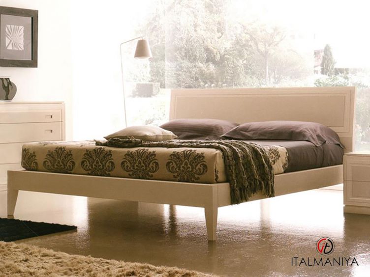 Фото 1 - Кровать Sentieri фабрики Benedetti из массива дерева в современном стиле