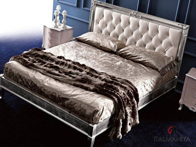 Фото 1 - Кровать Clara фабрики Corte Zari из массива дерева в обивке из ткани в классическом стиле