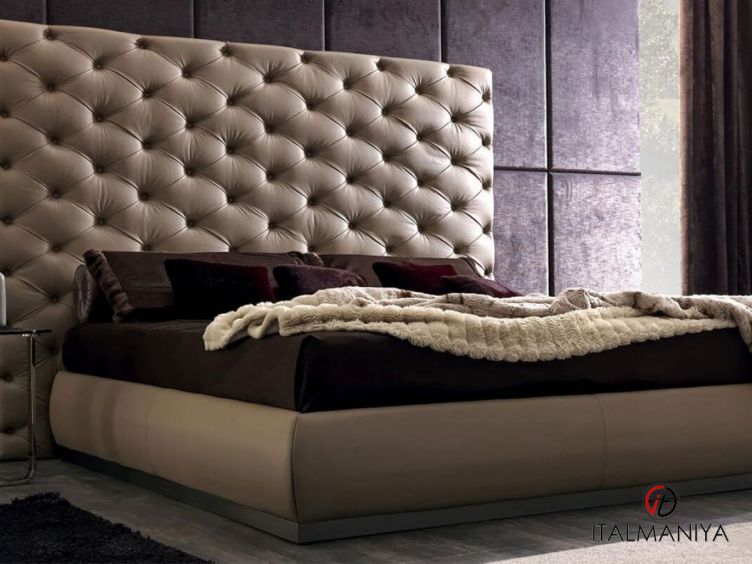 Фото 1 - Кровать Richard фабрики Corte Zari из массива дерева в обивке из ткани в современном стиле