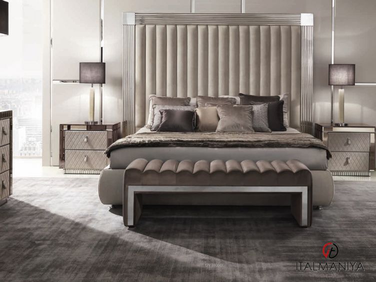 Фото 1 - Кровать Windsor фабрики DV Home из массива дерева в обивке из ткани в современном стиле