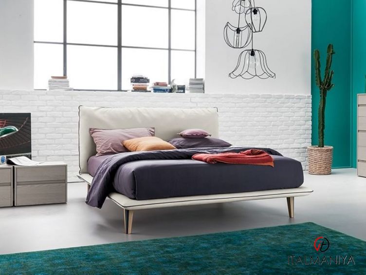 Фото 1 - Кровать Extra Bed фабрики Dall Agnese из массива дерева в обивке из ткани и кожи в современном стиле