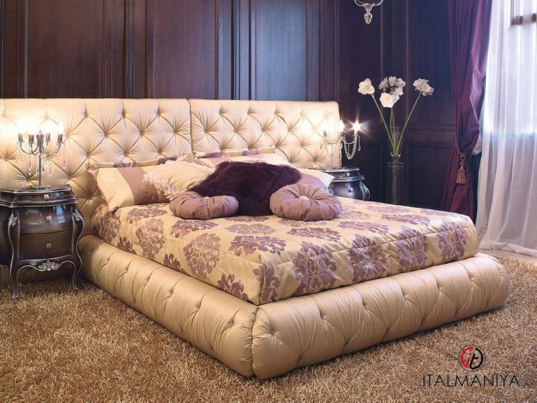 Фото 1 - Кровать Basil фабрики Epoque из массива дерева в обивке из кожи в современном стиле