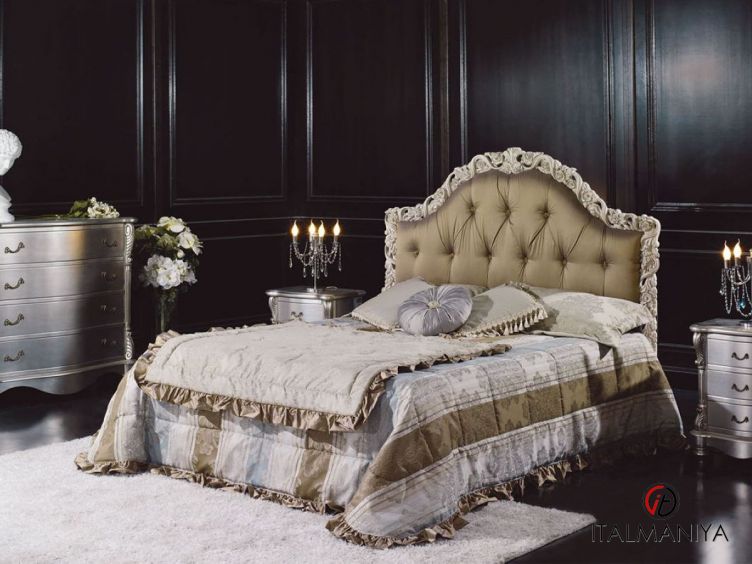 Фото 1 - Кровать Nicla фабрики Epoque из массива дерева в обивке из ткани и кожи в классическом стиле