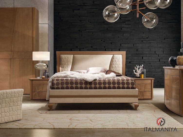 Фото 1 - Кровать Motivi фабрики Ferretti & Ferretti из массива дерева в обивке из ткани и кожи в современном стиле