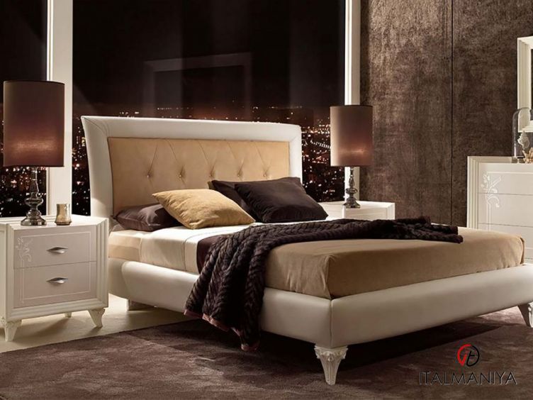 Фото 1 - Кровать ToDay фабрики Ferretti & Ferretti из массива дерева в обивке из ткани и кожи в классическом стиле