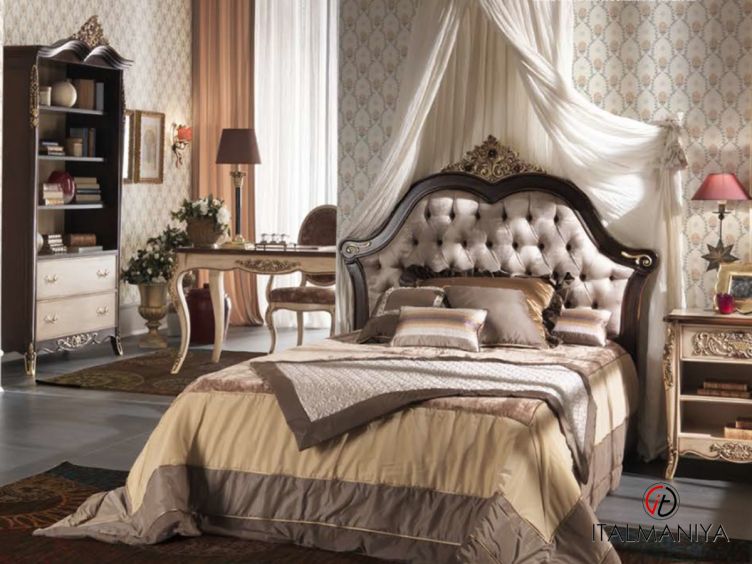 Фото 1 - Кровать Granguardia фабрики Francesco Pasi из массива дерева в обивке из ткани в классическом стиле