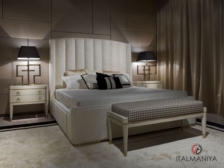 Фото 1 - Кровать Zaffiro alto фабрики Galimberti Nino из массива дерева в обивке из ткани в современном стиле