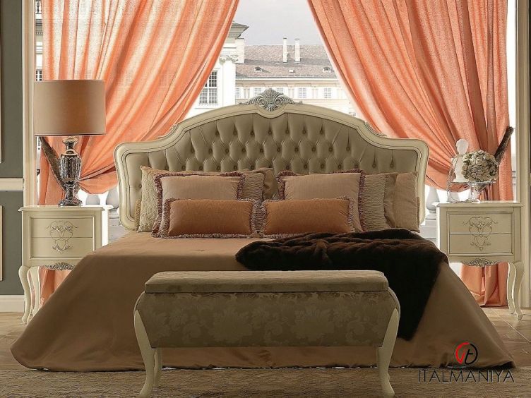 Фото 1 - Кровать Memorie Veneziane *2117/180 фабрики Giorgiocasa из массива дерева в обивке из ткани цвета слоновой кости в классическом стиле
