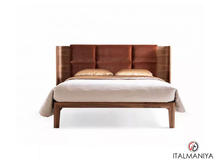 Фото 1 - Кровать York фабрики Grilli из массива дерева в обивке из ткани и кожи в современном стиле