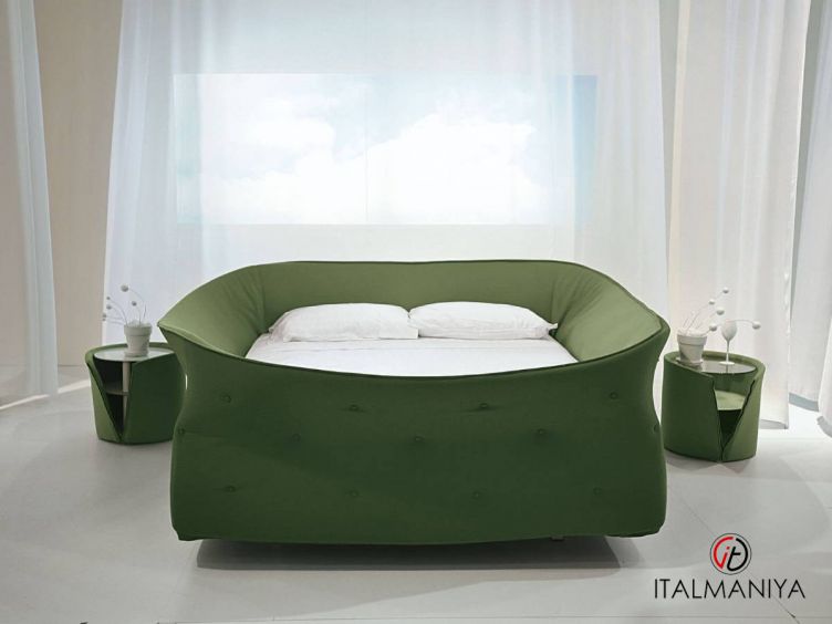 Фото 1 - Кровать Colletto фабрики Lago (производство Италия) из массива дерева в обивке из ткани в современном стиле