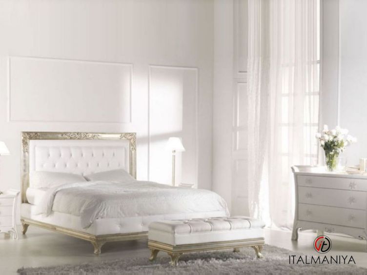 Фото 1 - Кровать Patrizia фабрики Keoma из массива дерева в обивке из ткани в классическом стиле