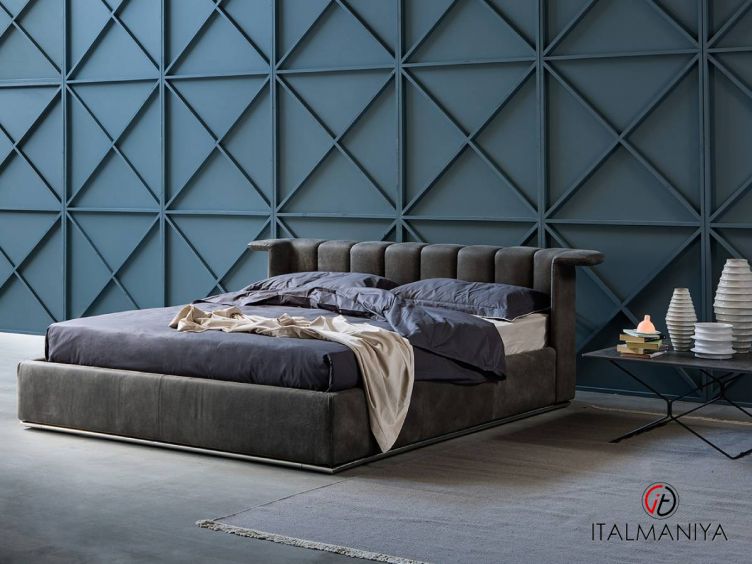 Фото 1 - Кровать Ambassador фабрики Novaluna (производство Италия) из массива дерева в обивке из ткани в современном стиле