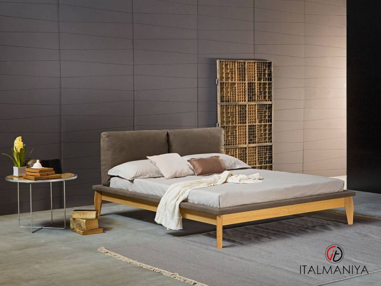 Фото 1 - Кровать Da Vinci фабрики Novaluna (производство Италия) из массива дерева в обивке из ткани в современном стиле