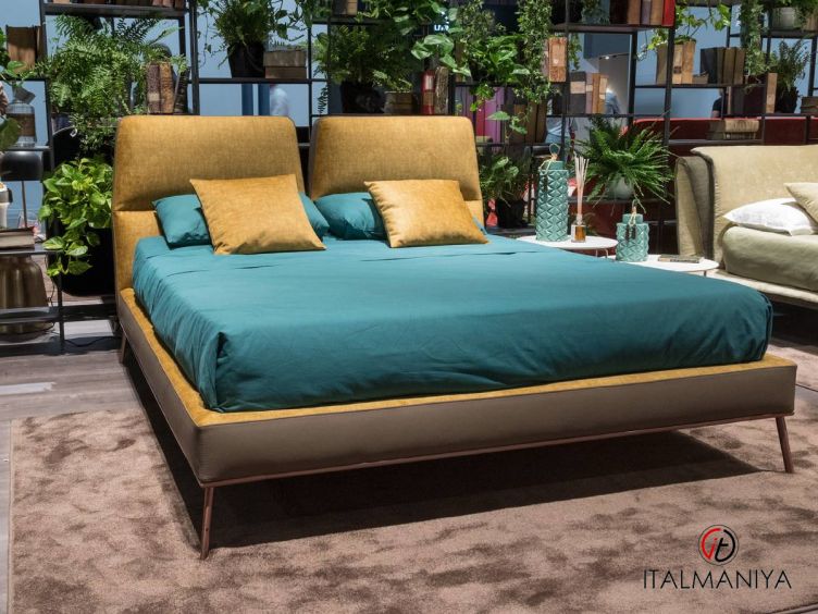 Фото 1 - Кровать Dorian фабрики Novaluna (производство Италия) из массива дерева в обивке из ткани и кожи в современном стиле