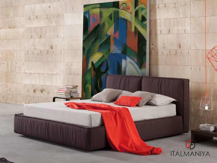 Фото 1 - Кровать Easy фабрики Novaluna (производство Италия) из массива дерева в обивке из ткани в современном стиле