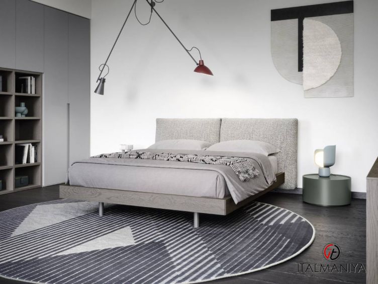 Фото 1 - Кровать Twice фабрики Novamobili (производство Италия) из массива дерева в обивке из ткани в современном стиле
